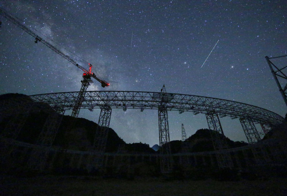 2014年7月23日，贵州平塘，500米口径球面射电望远镜（FAST）工程，从底部眺望漫天星辰。FAST工程团队拍摄