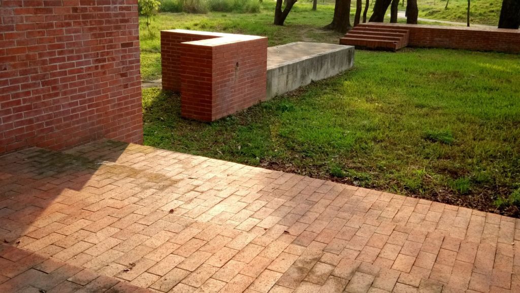 夕陽灑落在冥想的場地上