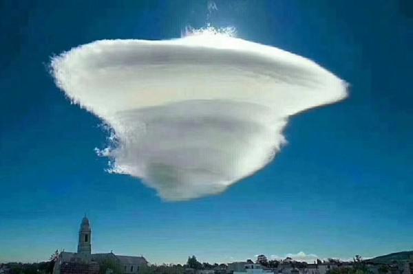 麗江天空現飛碟雲 外星人駕UFO來觀光？