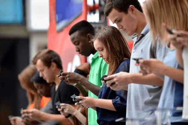 新研究：智慧手機是怎麼讓今天的青少年不快樂，並且造成他們行為的顯著變化